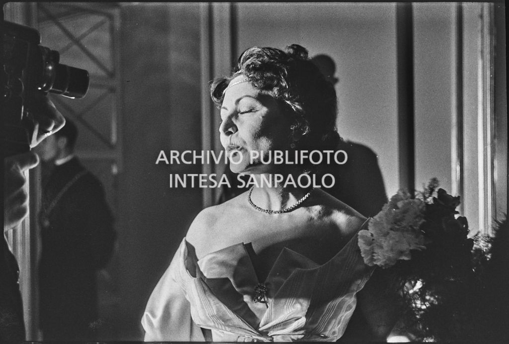 La baronessa Bianca Maria Hubner al Teatro alla Scala in occasione della serata inaugurale della stagione lirica 1958-1959 con l'opera "Turandot", di Giacomo Puccini, diretta da Antonino Votto con la regia di Margherita Wallmann