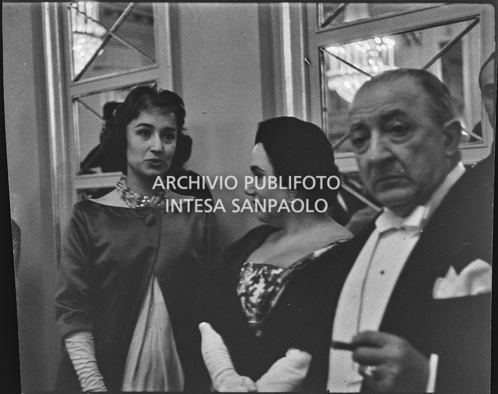 Giovanna Lomazzi al Teatro alla Scala in occasione della serata inaugurale della stagione lirica 1958-1959 con l'opera "Turandot", di Giacomo Puccini, diretta da Antonino Votto con la regia di Margherita Wallmann