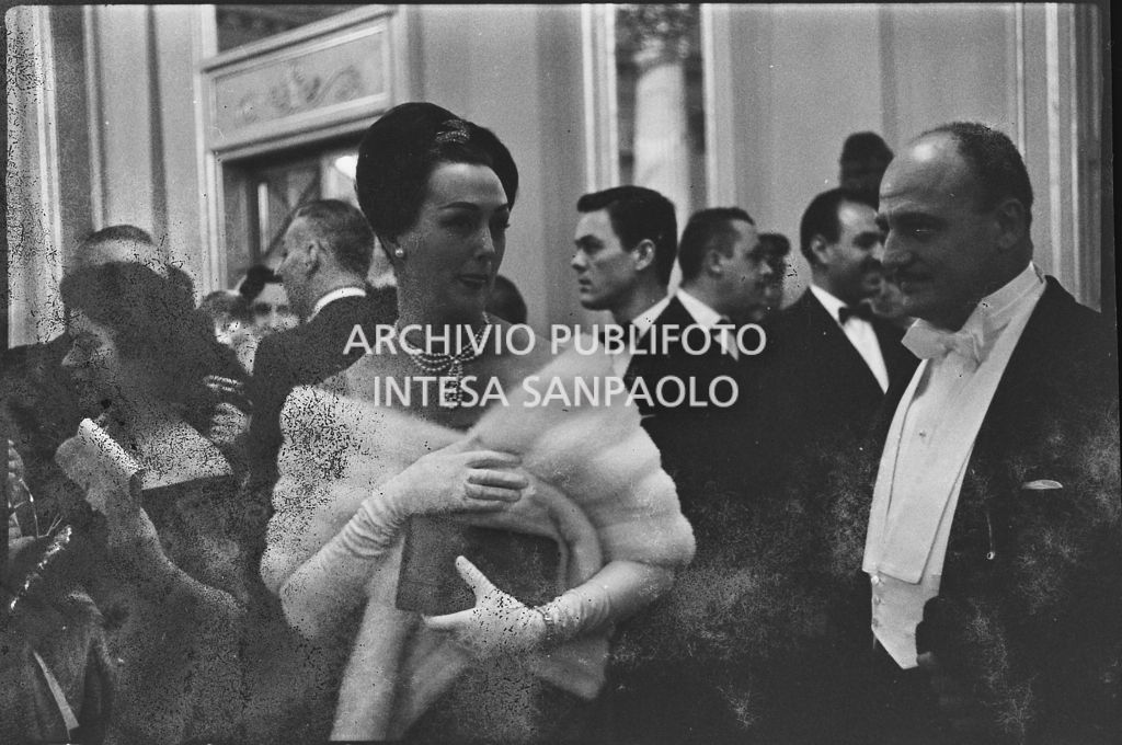 Lo stilista Pierre Balmain e Madeleine Kohler al Teatro alla Scala in occasione della serata inaugurale della stagione lirica 1958-1959 con l'opera "Turandot", di Giacomo Puccini, diretta da Antonino Votto con la regia di Margherita Wallmann