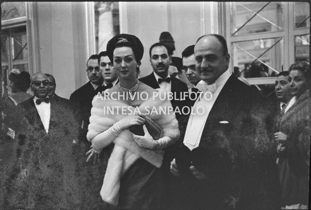 Lo stilista Pierre Balmain e Madeleine Kohler al Teatro alla Scala in occasione della serata inaugurale della stagione lirica 1958-1959 con l'opera "Turandot", di Giacomo Puccini, diretta da Antonino Votto con la regia di Margherita Wallmann