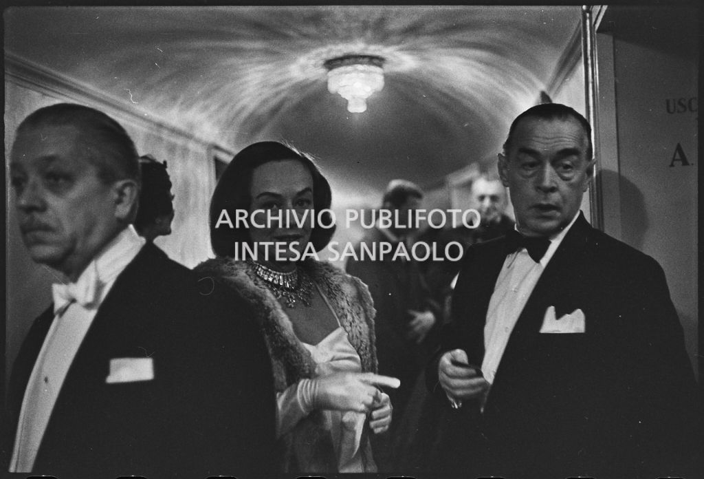 Erich Maria Remarque e Paulette Goddard al Teatro alla Scala in occasione della serata inaugurale della stagione lirica 1958-1959 con l'opera "Turandot", di Giacomo Puccini, diretta da Antonino Votto con la regia di Margherita Wallmann