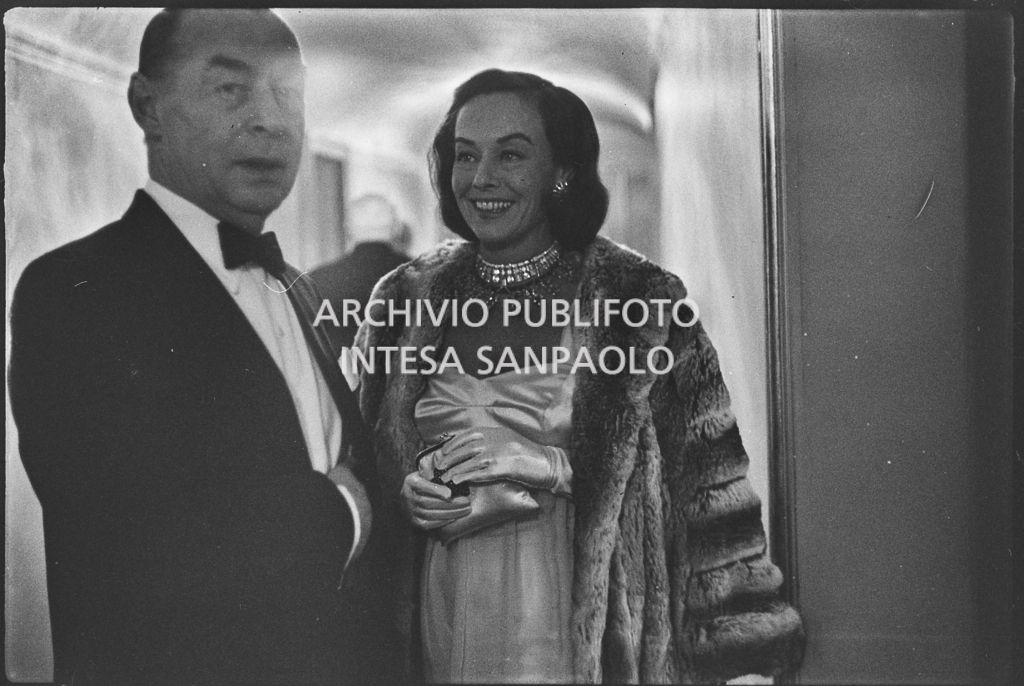 Erich Maria Remarque e Paulette Goddard al Teatro alla Scala in occasione della serata inaugurale della stagione lirica 1958-1959 con l'opera "Turandot", di Giacomo Puccini, diretta da Antonino Votto con la regia di Margherita Wallmann