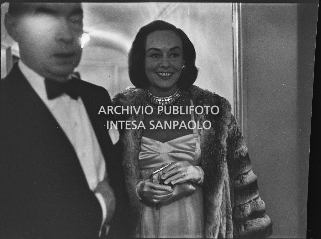 Erich Maria Remarque e Paulette Goddard al Teatro alla Scala in occasione della serata inaugurale della stagione lirica 1958-1959 con l'opera "Turandot", di Giacomo Puccini, diretta da Antonino Votto con la regia di Margherita Wallmann