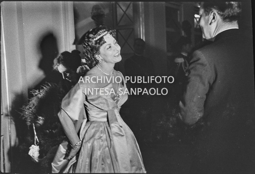 La baronessa Bianca Maria Hubner al Teatro alla Scala in occasione della serata inaugurale della stagione lirica 1958-1959 con l'opera "Turandot", di Giacomo Puccini, diretta da Antonino Votto con la regia di Margherita Wallmann