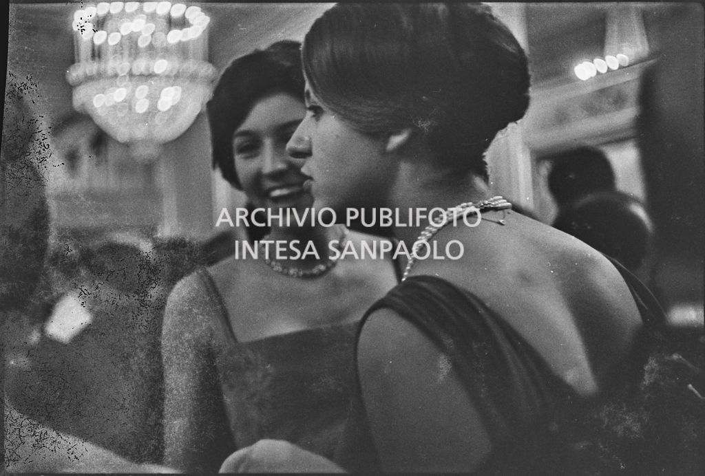 Le sorelle Caperano al Teatro alla Scala in occasione della serata inaugurale della stagione lirica 1958-1959 con l'opera "Turandot", di Giacomo Puccini, diretta da Antonino Votto con la regia di Margherita Wallmann