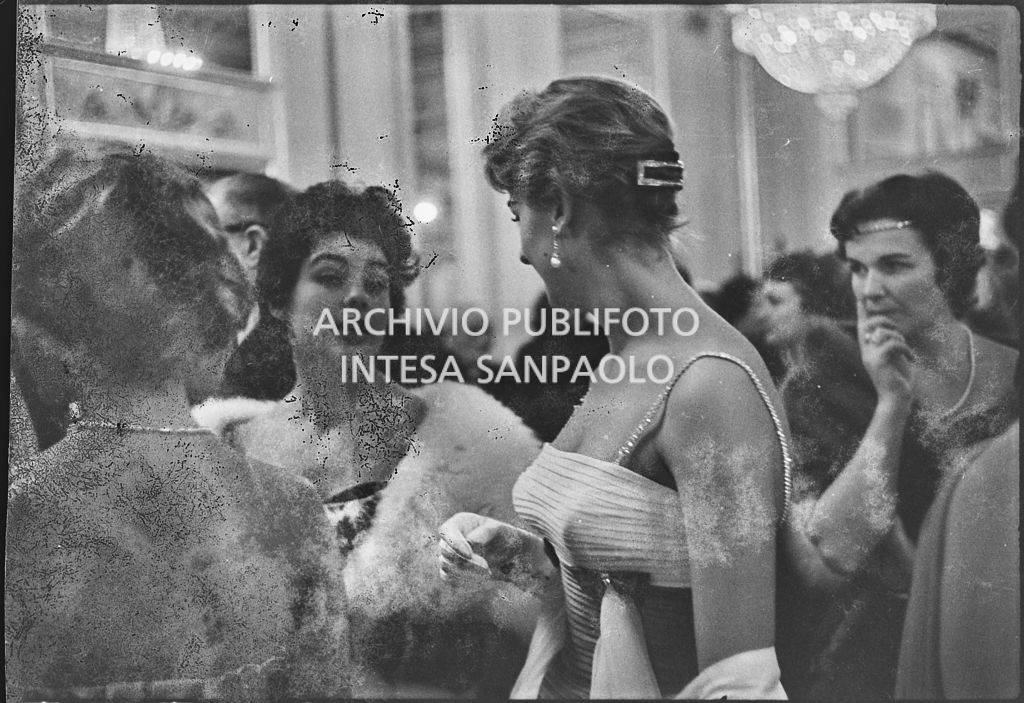 Alcune spettatrici nel foyer del Teatro alla Scala in occasione della serata inaugurale della stagione lirica 1958-1959 con l'opera "Turandot", di Giacomo Puccini, diretta da Antonino Votto con la regia di Margherita Wallmann