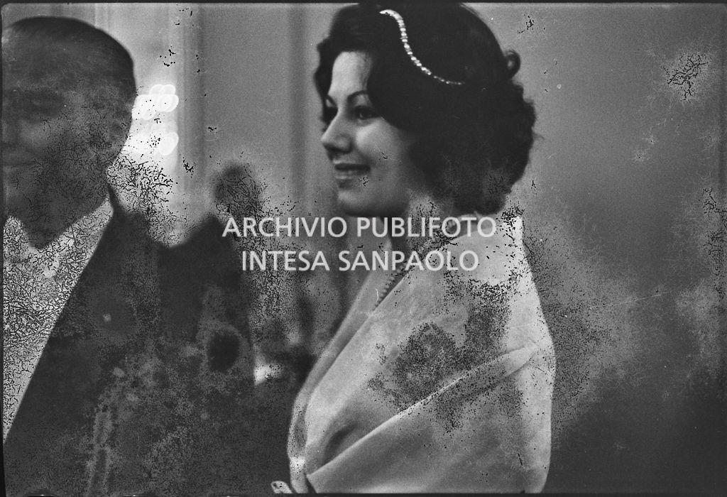 Maria Elisa Marzotto al Teatro alla Scala in occasione della serata inaugurale della stagione lirica 1958-1959 con l'opera "Turandot", di Giacomo Puccini, diretta da Antonino Votto con la regia di Margherita Wallmann