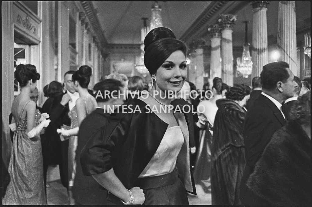 Eletta Polvani nel foyer del Teatro alla Scala in occasione della serata inaugurale della stagione lirica 1961-1962 con l'opera "La battaglia di Legnano" di Giuseppe Verdi, diretta da Gianandrea Gavazzeni con la regia di Margherita Wallmann