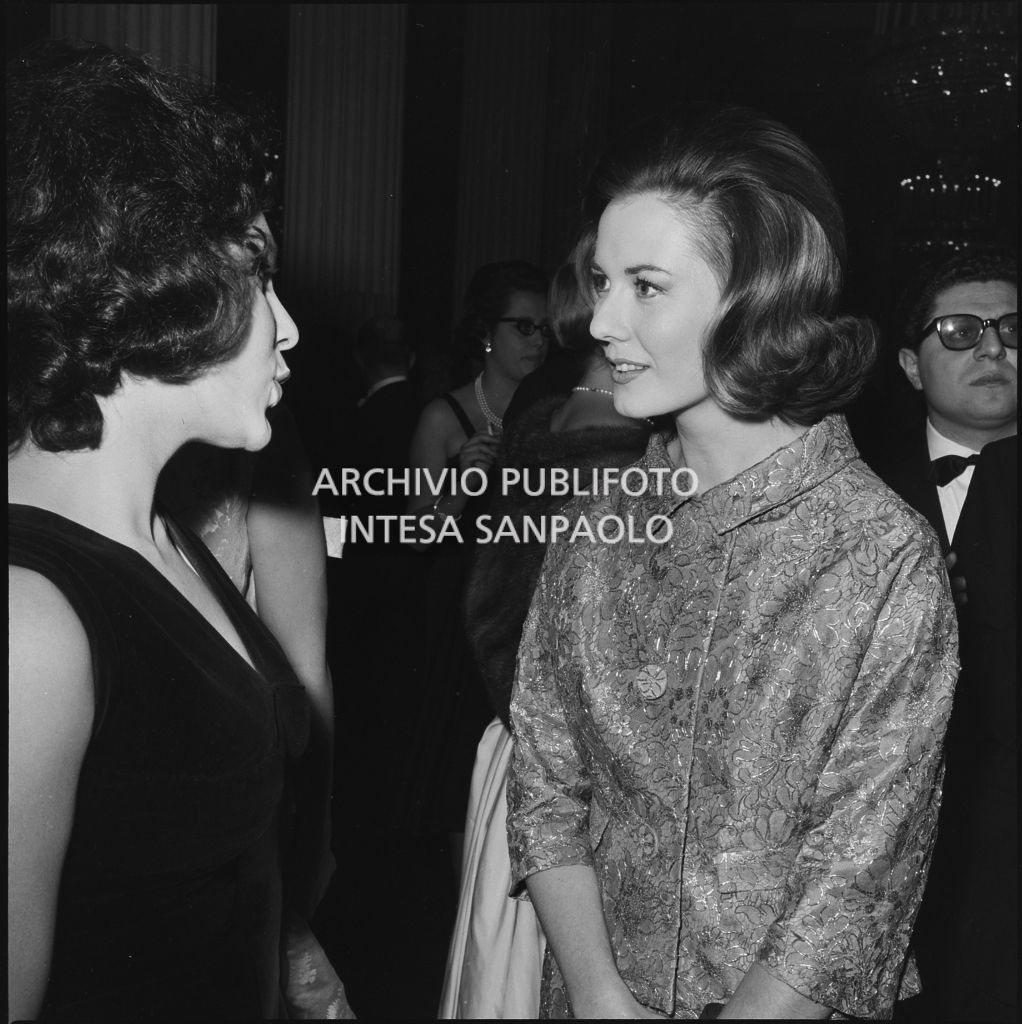 Emma Danieli al Teatro alla Scala in occasione della serata inaugurale della stagione lirica 1961-1962 con l'opera "La battaglia di Legnano" di Giuseppe Verdi, diretta da Gianandrea Gavazzeni con la regia di Margherita Wallmann