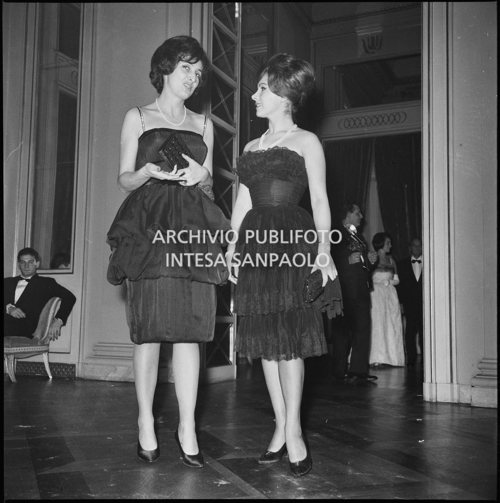 Due spettatrici nel foyer del Teatro alla Scala in occasione della serata inaugurale della stagione lirica 1961-1962 con l'opera "La battaglia di Legnano" di Giuseppe Verdi, diretta da Gianandrea Gavazzeni con la regia di Margherita Wallmann