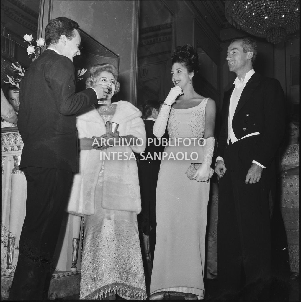 Alcuni spettatori al Teatro alla Scala in occasione della serata inaugurale della stagione lirica 1961-1962 con l'opera "La battaglia di Legnano" di Giuseppe Verdi, diretta da Gianandrea Gavazzeni con la regia di Margherita Wallmann