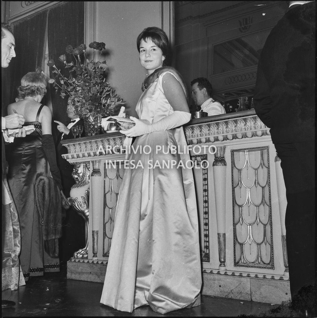 Una spettatrice al bar del Teatro alla Scala in occasione della serata inaugurale della stagione lirica 1961-1962 con l'opera "La battaglia di Legnano" di Giuseppe Verdi, diretta da Gianandrea Gavazzeni con la regia di Margherita Wallmann