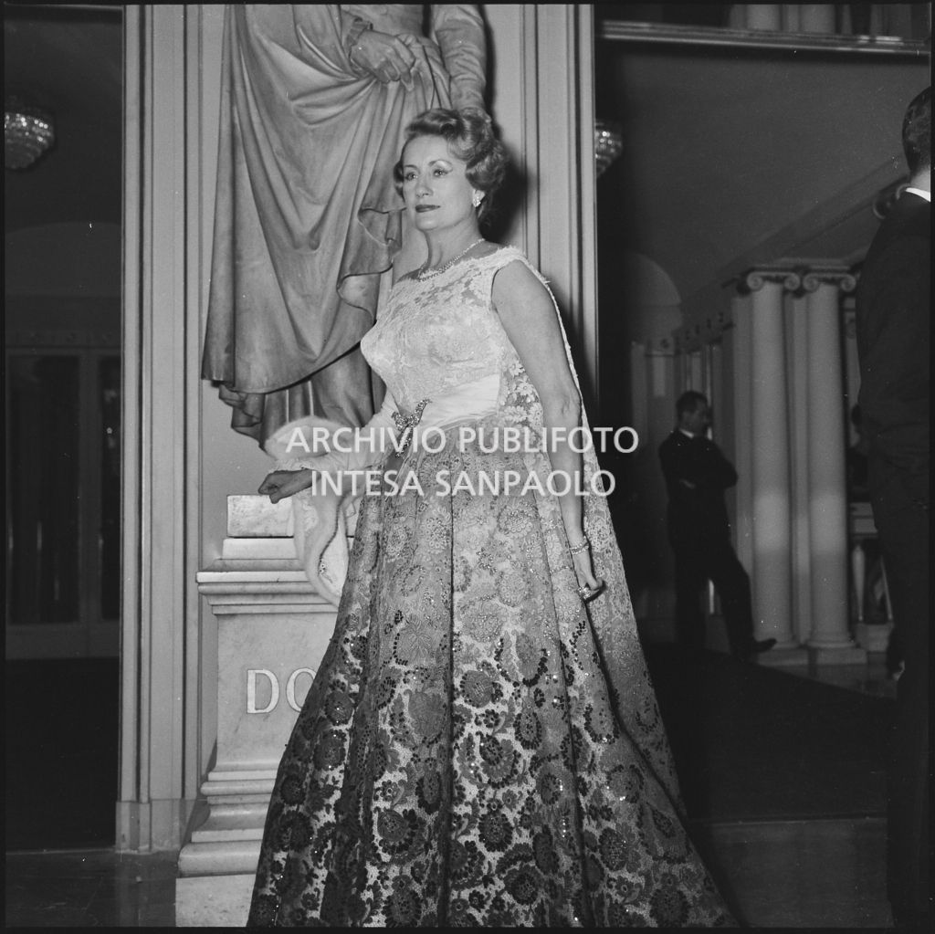 Elsa Sebastiani al Teatro alla Scala in occasione della serata inaugurale della stagione lirica 1961-1962 con l'opera "La battaglia di Legnano" di Giuseppe Verdi, diretta da Gianandrea Gavazzeni con la regia di Margherita Wallmann