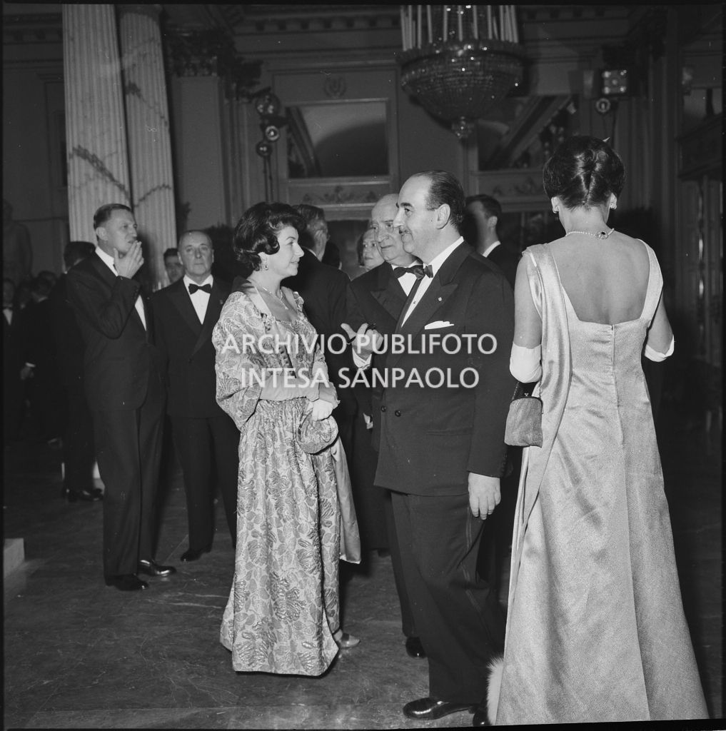 Alcuni spettatori nel foyer del Teatro alla Scala in occasione della serata inaugurale della stagione lirica 1961-1962 con l'opera "La battaglia di Legnano" di Giuseppe Verdi, diretta da Gianandrea Gavazzeni con la regia di Margherita Wallmann