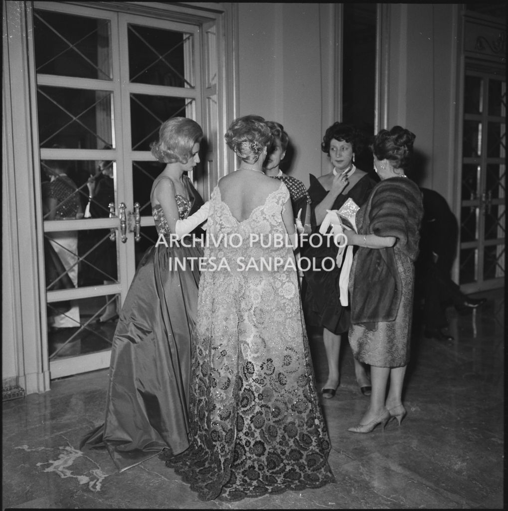 Elsa Sebastiani con altre spettatrici nel foyer del Teatro alla Scala in occasione della serata inaugurale della stagione lirica 1961-1962 con l'opera "La battaglia di Legnano" di Giuseppe Verdi, diretta da Gianandrea Gavazzeni con la regia di Margherita Wallmann