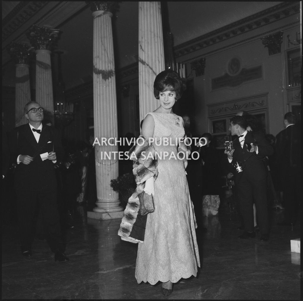 Silvana Pampanini nel foyer del Teatro alla Scala in occasione della serata inaugurale della stagione lirica 1961-1962 con l'opera "La battaglia di Legnano" di Giuseppe Verdi, diretta da Gianandrea Gavazzeni con la regia di Margherita Wallmann