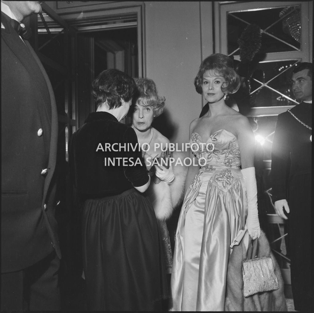 Luciana Peverelli nel foyer del Teatro alla Scala in occasione della serata inaugurale della stagione lirica 1961-1962 con l'opera "La battaglia di Legnano" di Giuseppe Verdi, diretta da Gianandrea Gavazzeni con la regia di Margherita Wallmann