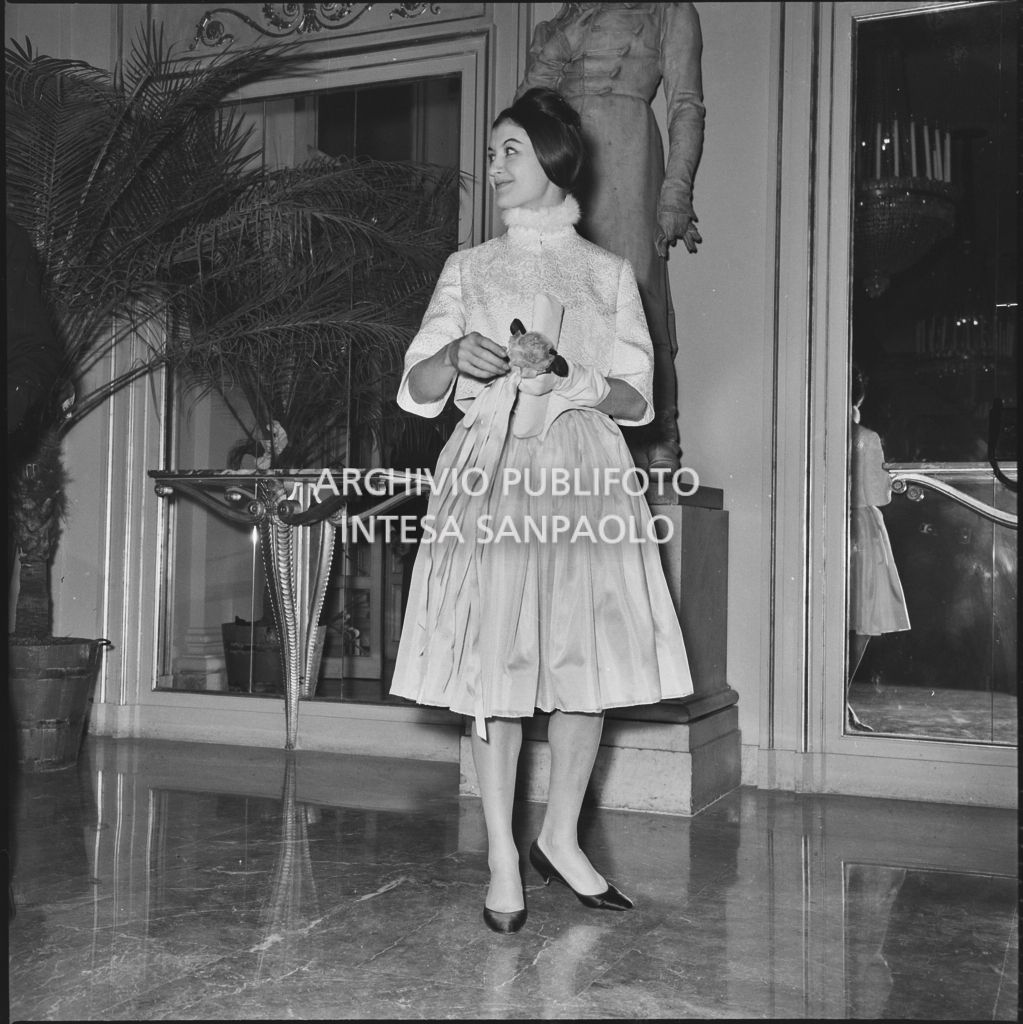 La ballerina Carla Fracci nel foyer del Teatro alla Scala in occasione della serata inaugurale della stagione lirica 1961-1962 con l'opera "La battaglia di Legnano" di Giuseppe Verdi, diretta da Gianandrea Gavazzeni con la regia di Margherita Wallmann