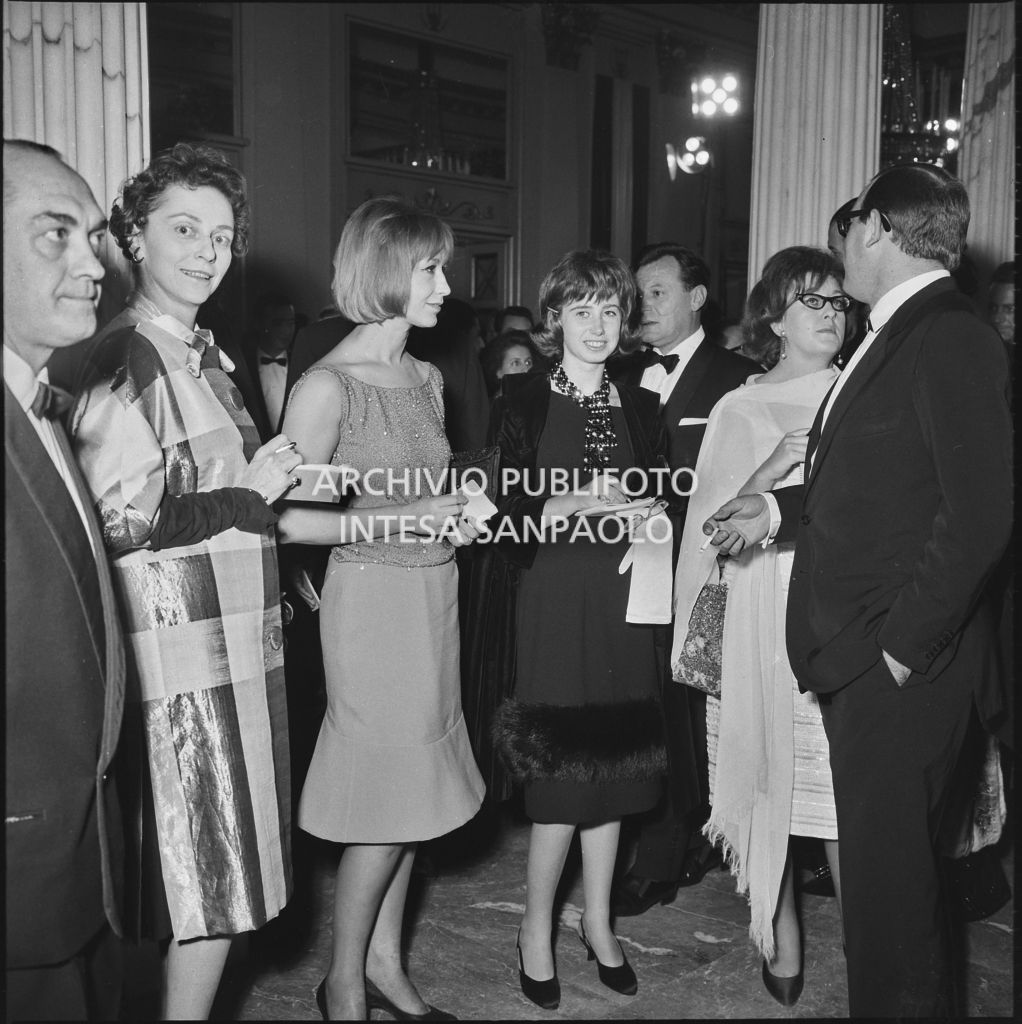 Alcuni spettatori nel foyer del Teatro alla Scala in occasione della serata inaugurale della stagione lirica 1961-1962 con l'opera "La battaglia di Legnano" di Giuseppe Verdi, diretta da Gianandrea Gavazzeni con la regia di Margherita Wallmann