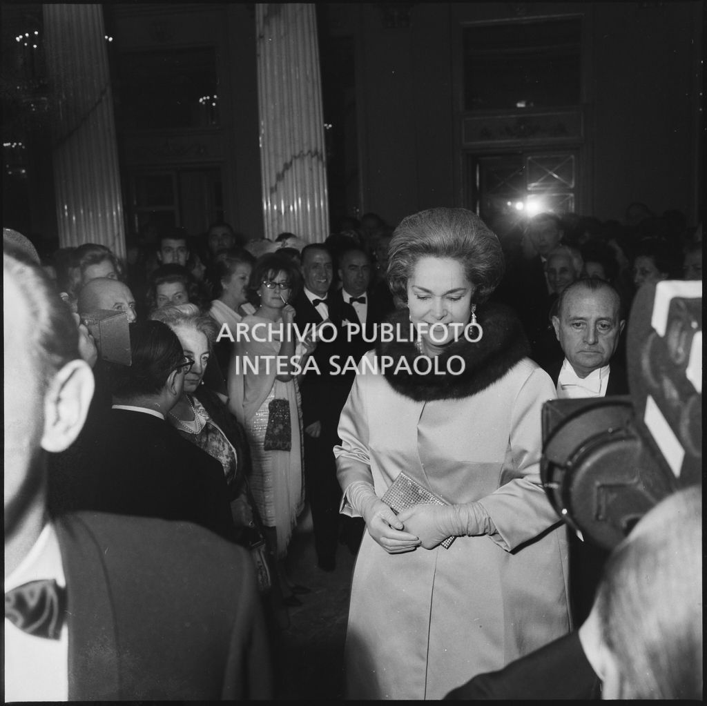Begum Om Habibeh Aga Khan (Yvonne Blanche Larousse), moglie dell'Aga Khan III, nel foyer del Teatro alla Scala in occasione della serata inaugurale della stagione lirica 1961-1962 con l'opera "La battaglia di Legnano" di Giuseppe Verdi, diretta da Gianandrea Gavazzeni con la regia di Margherita Wallmann