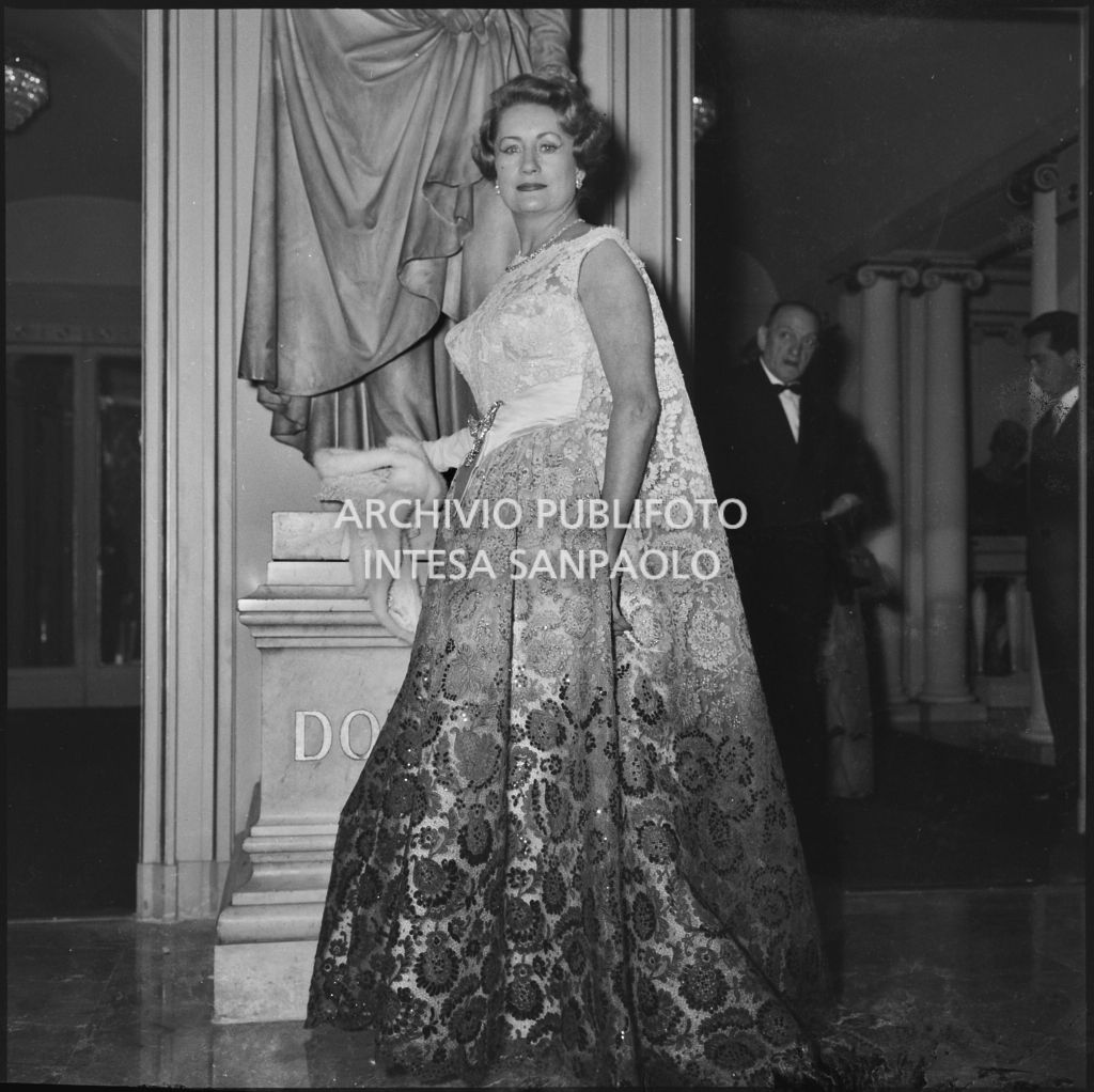 Elsa Sebastiani al Teatro alla Scala in occasione della serata inaugurale della stagione lirica 1961-1962 con l'opera "La battaglia di Legnano" di Giuseppe Verdi, diretta da Gianandrea Gavazzeni con la regia di Margherita Wallmann