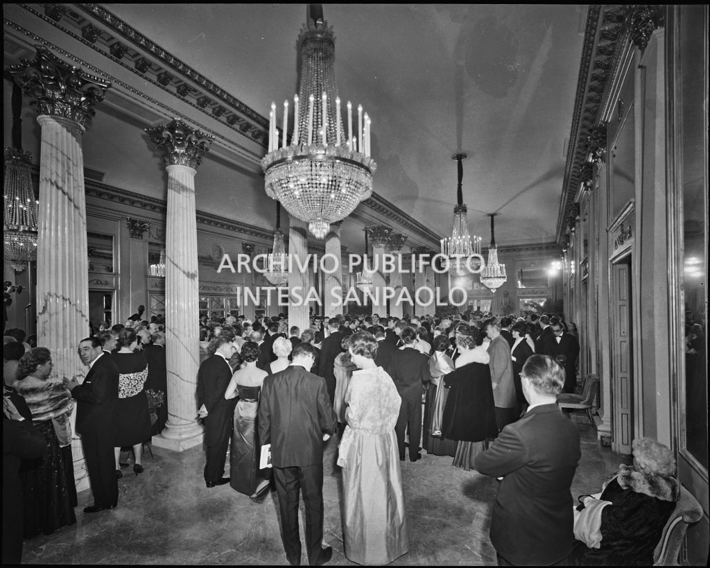 Vista sul foyer del Teatro alla Scala, gremito di gente, in occasione della serata inaugurale della stagione lirica 1961-1962 con l'opera "La battaglia di Legnano" di Giuseppe Verdi, diretta da Gianandrea Gavazzeni con la regia di Margherita Wallmann