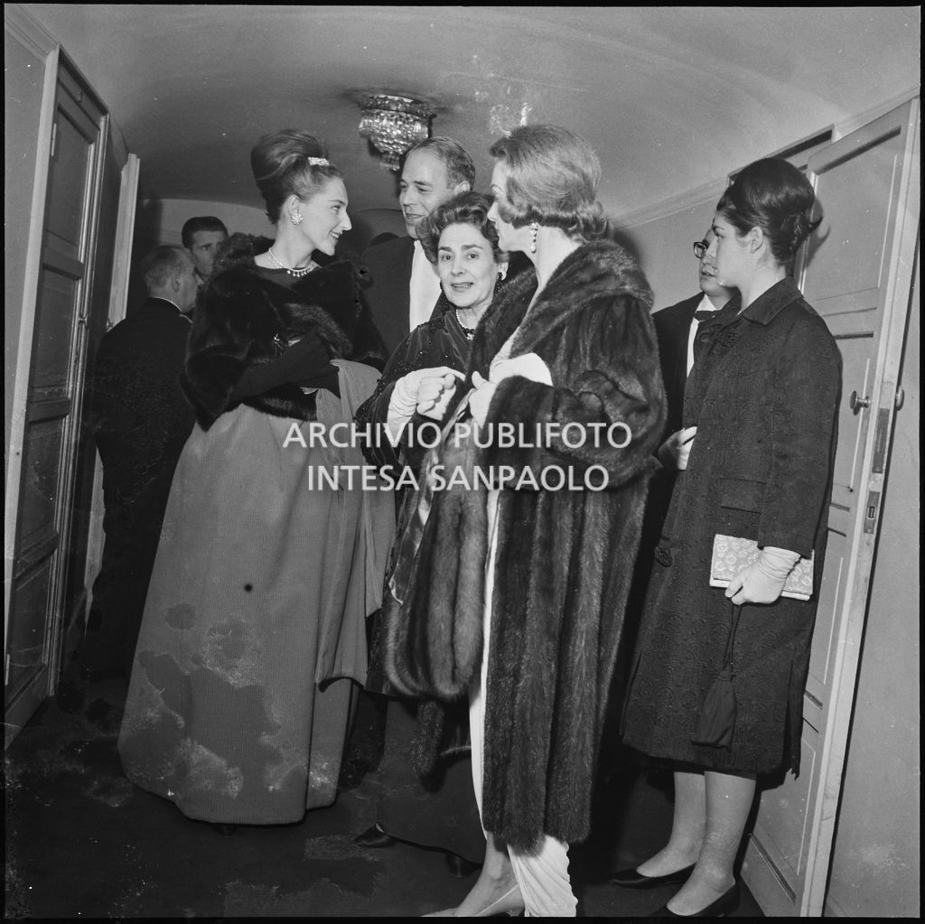 Emanuela di Castelbarco Toscanini con la madre Wally Toscanini ed altri spettatori al Teatro alla Scala in occasione della serata inaugurale della stagione lirica 1962-1963 con l'opera "Il Trovatore" di Giuseppe Verdi, diretta da Gianandrea Gavazzeni, con la regia di Giorgio De Lullo