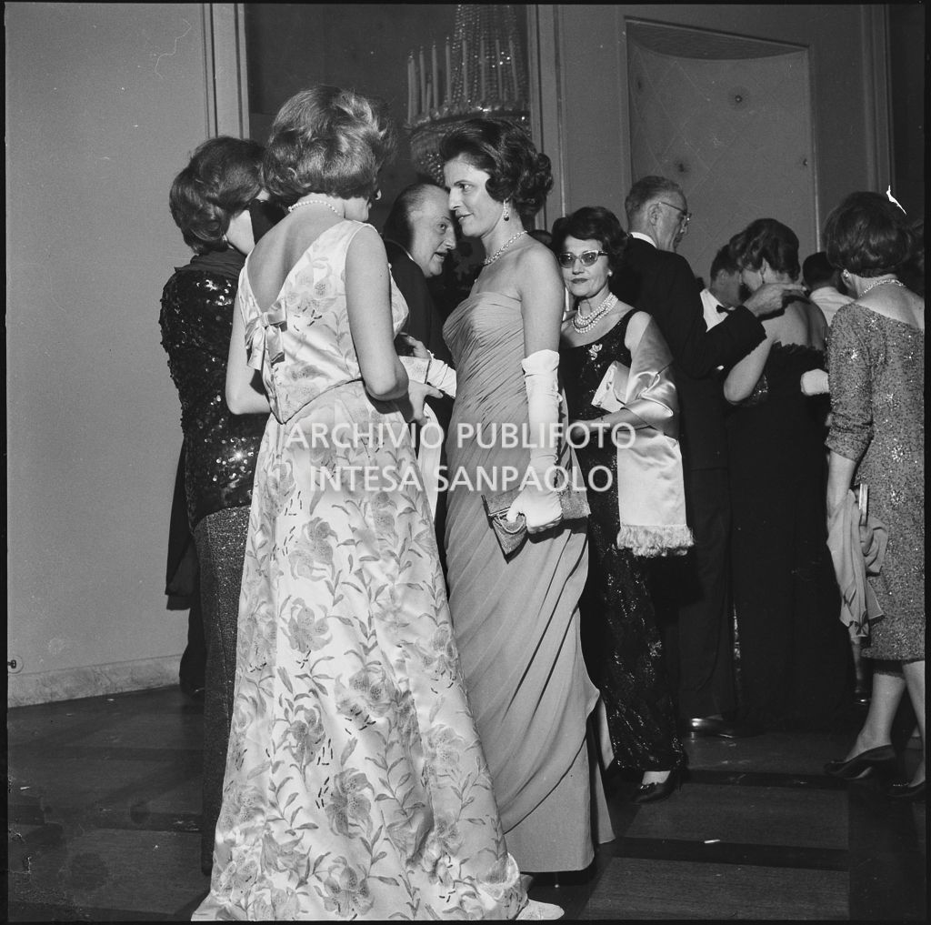 Alcuni spettatori al Teatro alla Scala in occasione della serata inaugurale della stagione lirica 1962-1963 con l'opera "Il Trovatore" di Giuseppe Verdi, diretta da Gianandrea Gavazzeni, con la regia di Giorgio De Lullo