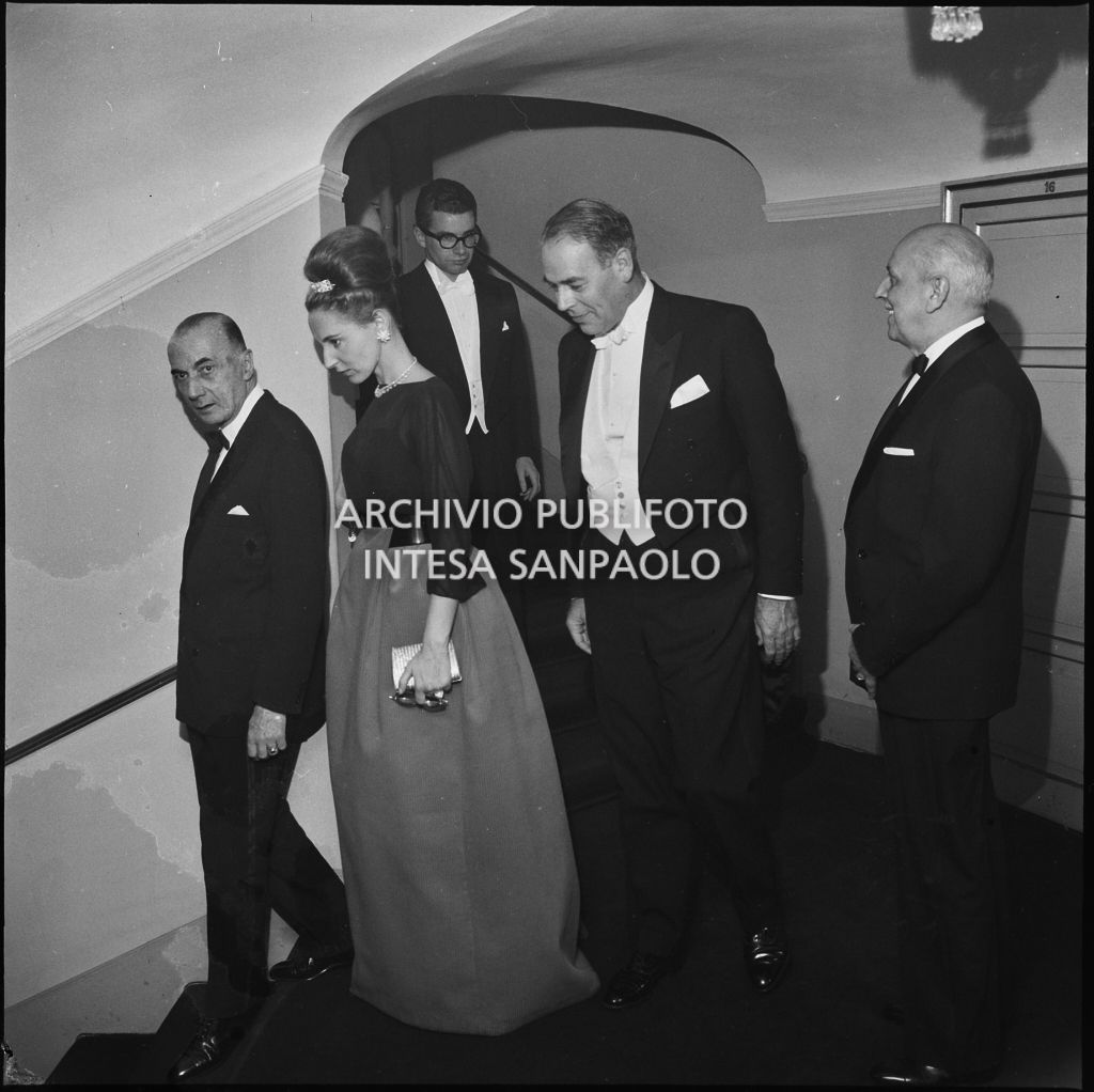 Emanuela di Castelbarco Toscanini al Teatro alla Scala in occasione della serata inaugurale della stagione lirica 1962-1963 con l'opera "Il Trovatore" di Giuseppe Verdi, diretta da Gianandrea Gavazzeni, con la regia di Giorgio De Lullo