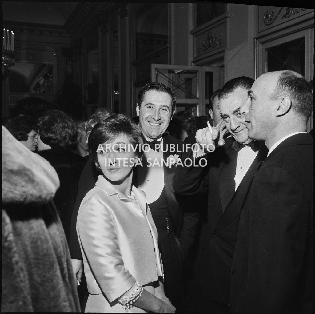 Alcuni spettatori nel foyer del Teatro alla Scala in occasione della serata inaugurale della stagione lirica 1962-1963 con l'opera "Il Trovatore" di Giuseppe Verdi, diretta da Gianandrea Gavazzeni, con la regia di Giorgio De Lullo