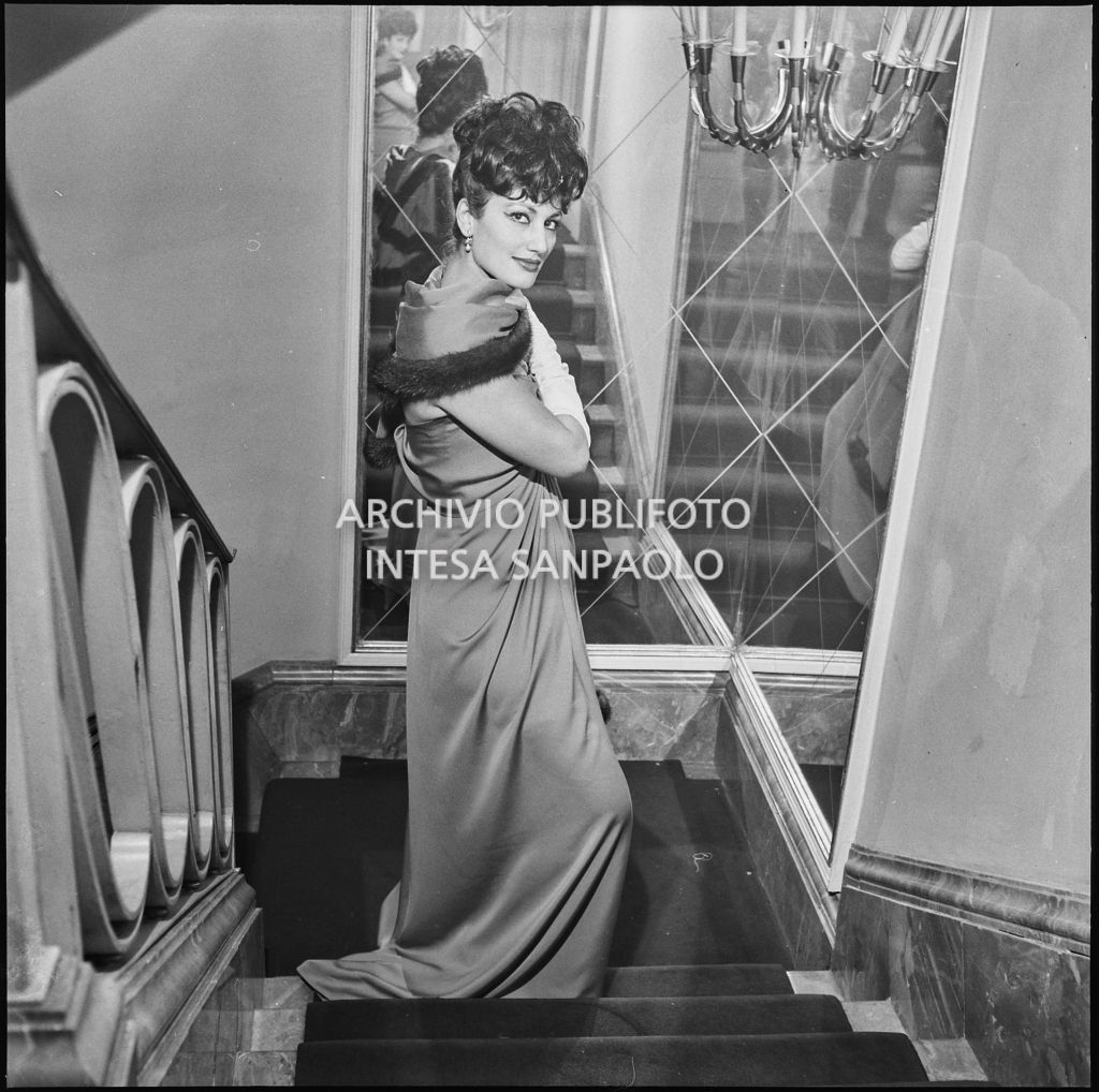 Una spettatrice al Teatro alla Scala in occasione della serata inaugurale della stagione lirica 1962-1963 con l'opera "Il Trovatore" di Giuseppe Verdi, diretta da Gianandrea Gavazzeni, con la regia di Giorgio De Lullo