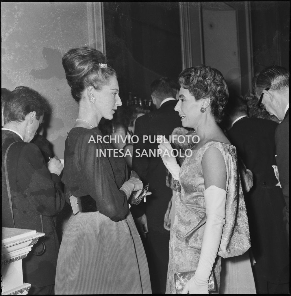 Emanuela di Castelbarco Toscanini con un'altra spettatrice al Teatro alla Scala in occasione della serata inaugurale della stagione lirica 1962-1963 con l'opera "Il Trovatore" di Giuseppe Verdi, diretta da Gianandrea Gavazzeni, con la regia di Giorgio De Lullo