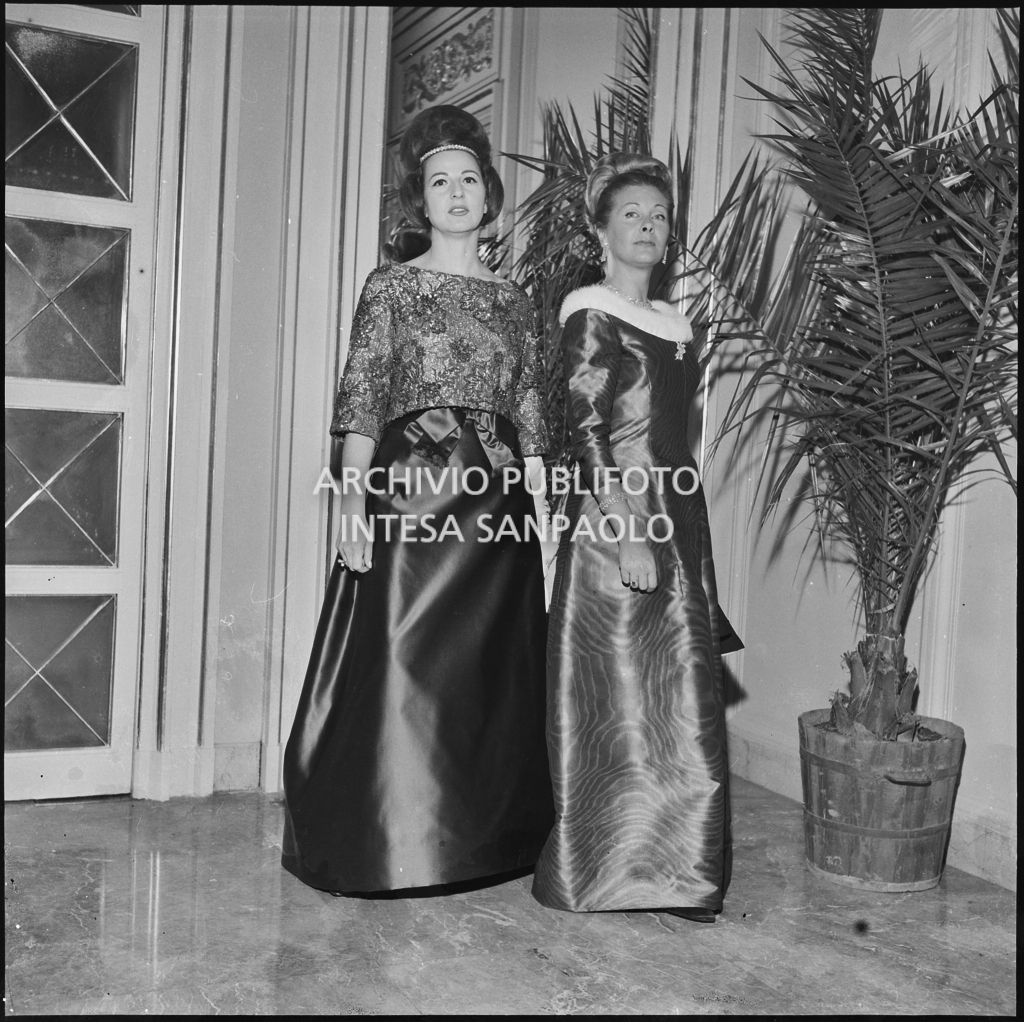 Due spettatrici al Teatro alla Scala in occasione della serata inaugurale della stagione lirica 1962-1963 con l'opera "Il Trovatore" di Giuseppe Verdi, diretta da Gianandrea Gavazzeni, con la regia di Giorgio De Lullo