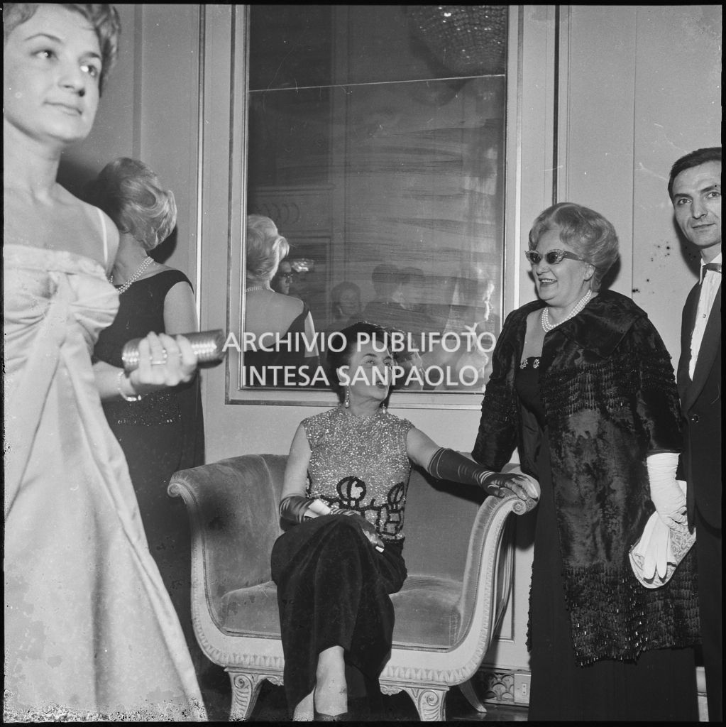 Jole Veneziani, con altri spettatori, al Teatro alla Scala in occasione della serata inaugurale della stagione lirica 1962-1963 con l'opera "Il Trovatore" di Giuseppe Verdi, diretta da Gianandrea Gavazzeni, con la regia di Giorgio De Lullo