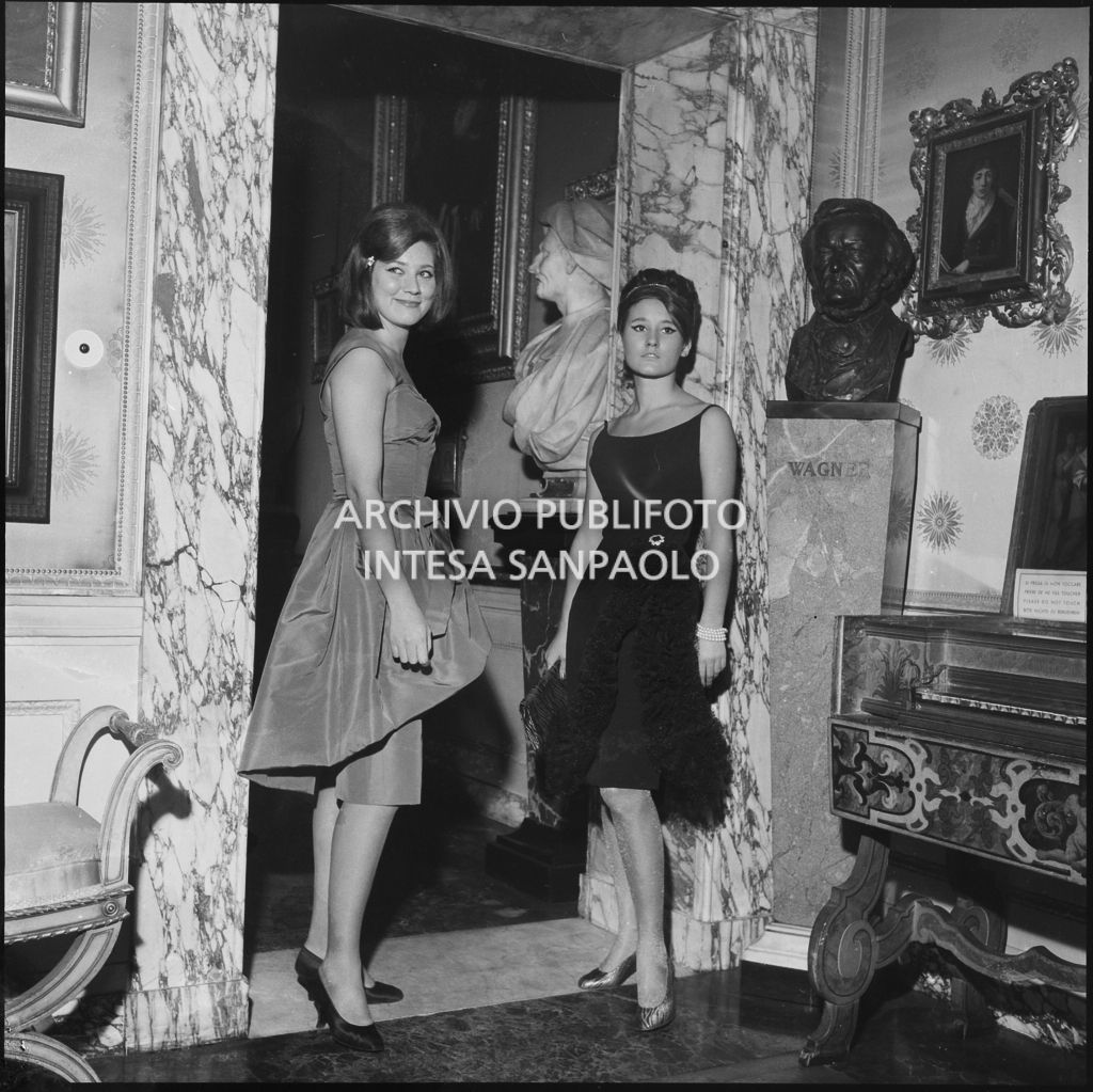 Due spettatrici nel museo del Teatro alla Scala in occasione della serata inaugurale della stagione lirica 1962-1963 con l'opera "Il Trovatore" di Giuseppe Verdi, diretta da Gianandrea Gavazzeni, con la regia di Giorgio De Lullo