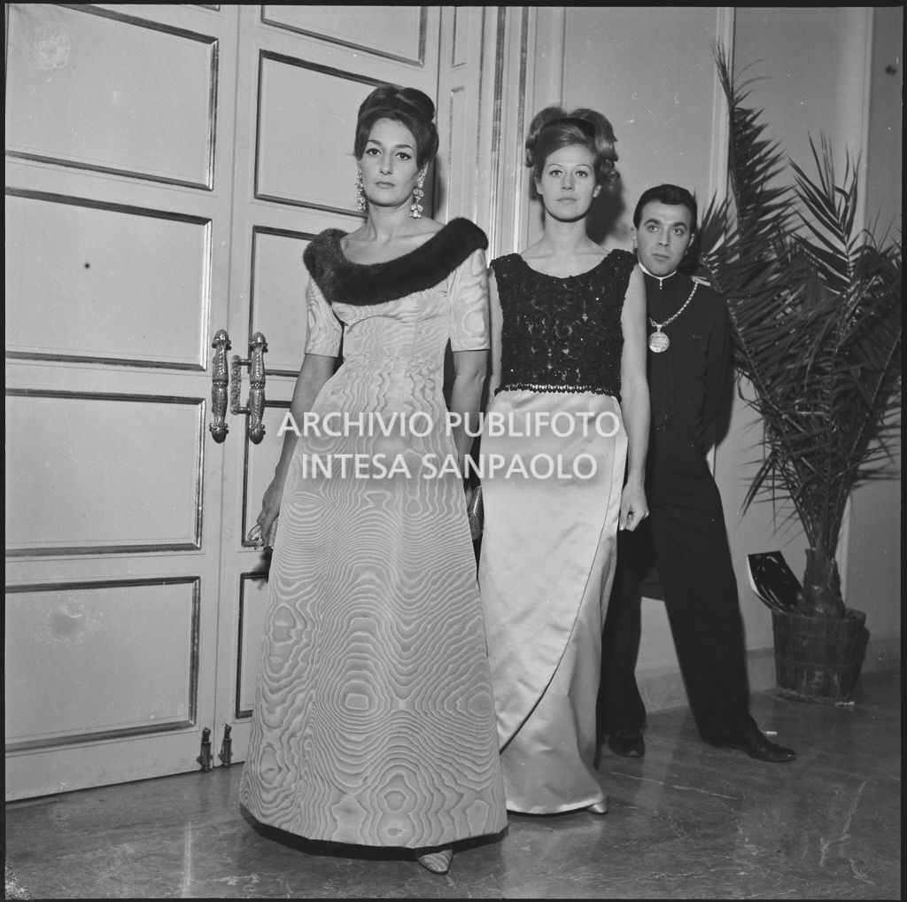 Due spettatrici al Teatro alla Scala in occasione della serata inaugurale della stagione lirica 1962-1963 con l'opera "Il Trovatore" di Giuseppe Verdi, diretta da Gianandrea Gavazzeni, con la regia di Giorgio De Lullo