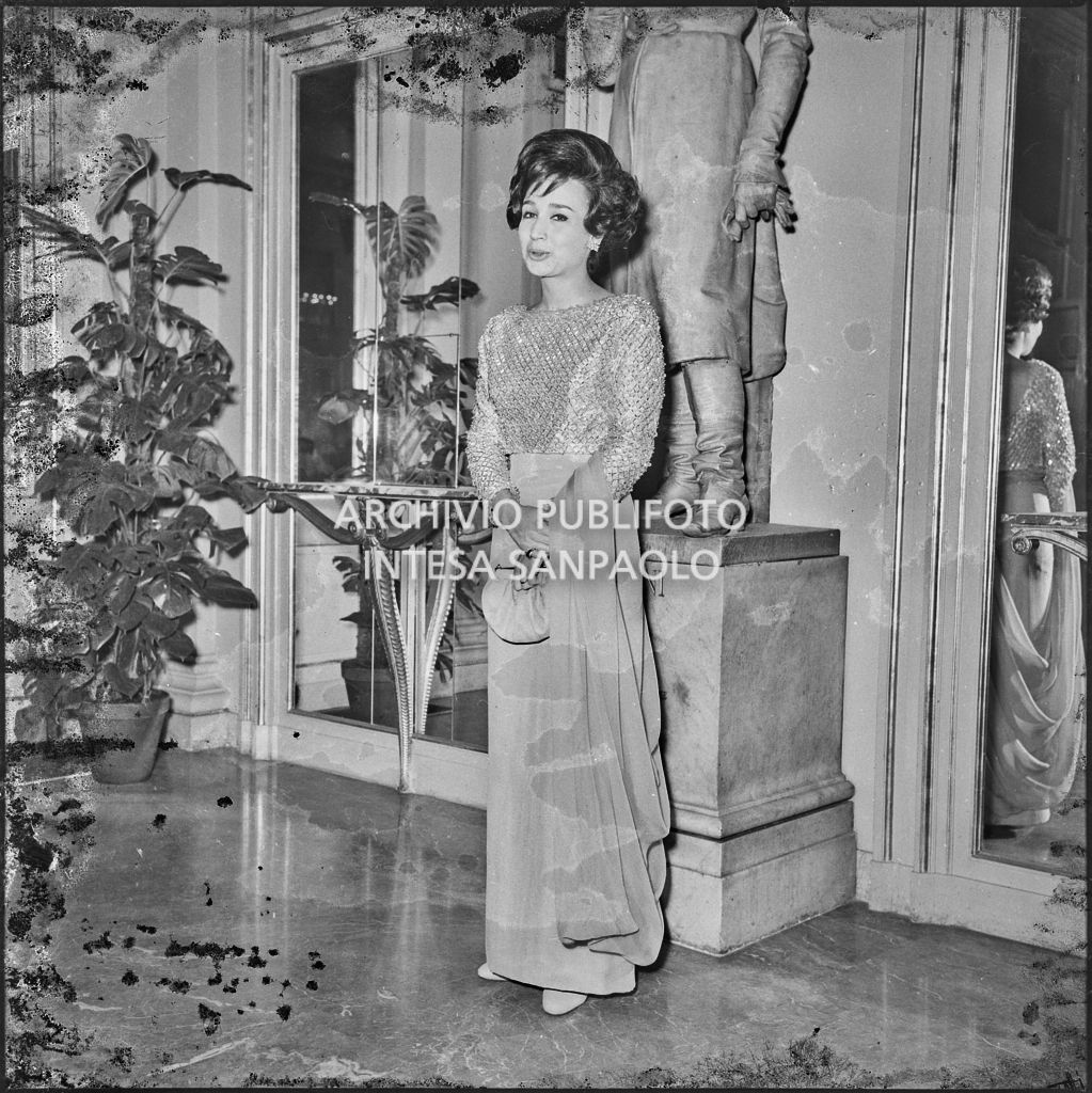 Giovanna Giacobini Lomazzi al Teatro alla Scala in occasione della serata inaugurale della stagione lirica 1963-1964 con le opere "Cavalleria Rusticana" e "L'amico Fritz" di Pietro Mascagni, dirette da Gianandrea Gavazzeni e la regia di Franco Enriquez