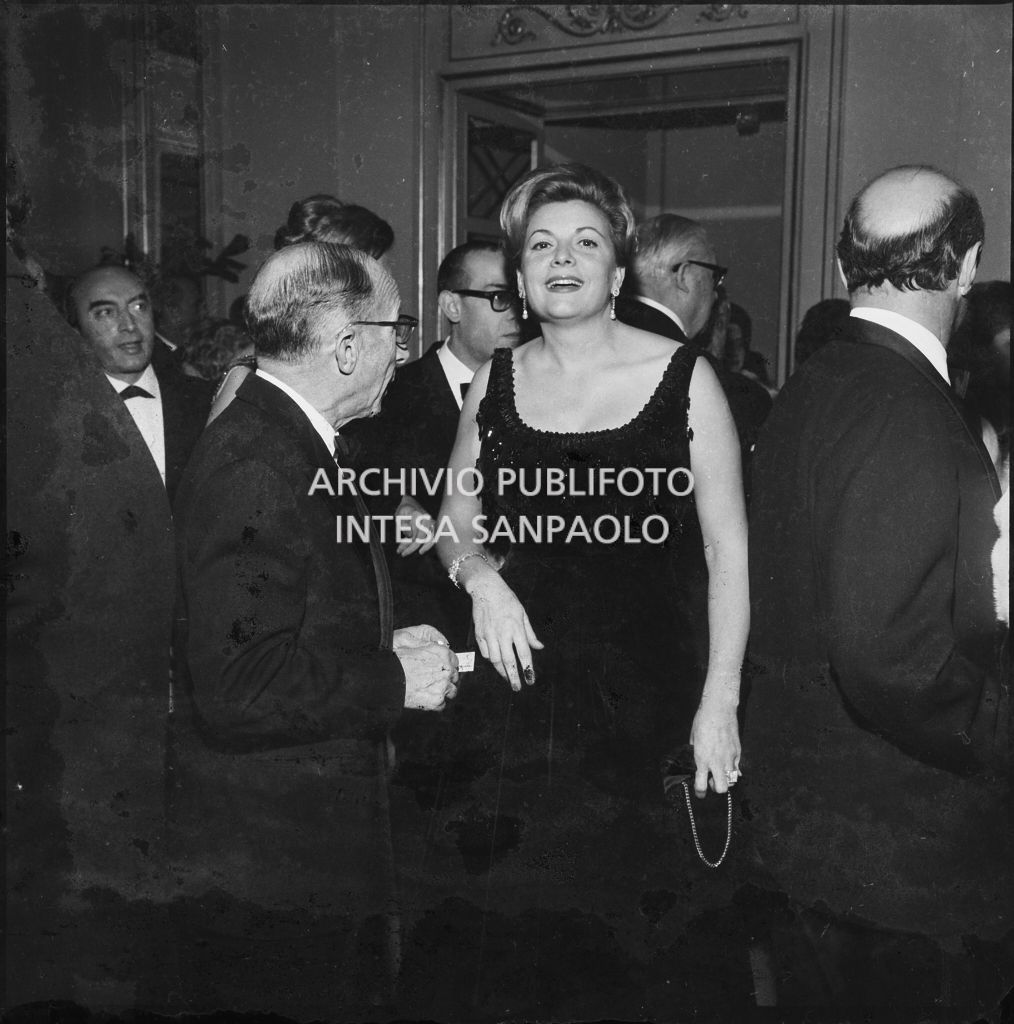 Marcella Pobbe nel foyer del Teatro alla Scala in occasione della serata inaugurale della stagione lirica 1963-1964 con le opere "Cavalleria Rusticana" e "L'amico Fritz" di Pietro Mascagni, dirette da Gianandrea Gavazzeni e la regia di Franco Enriquez