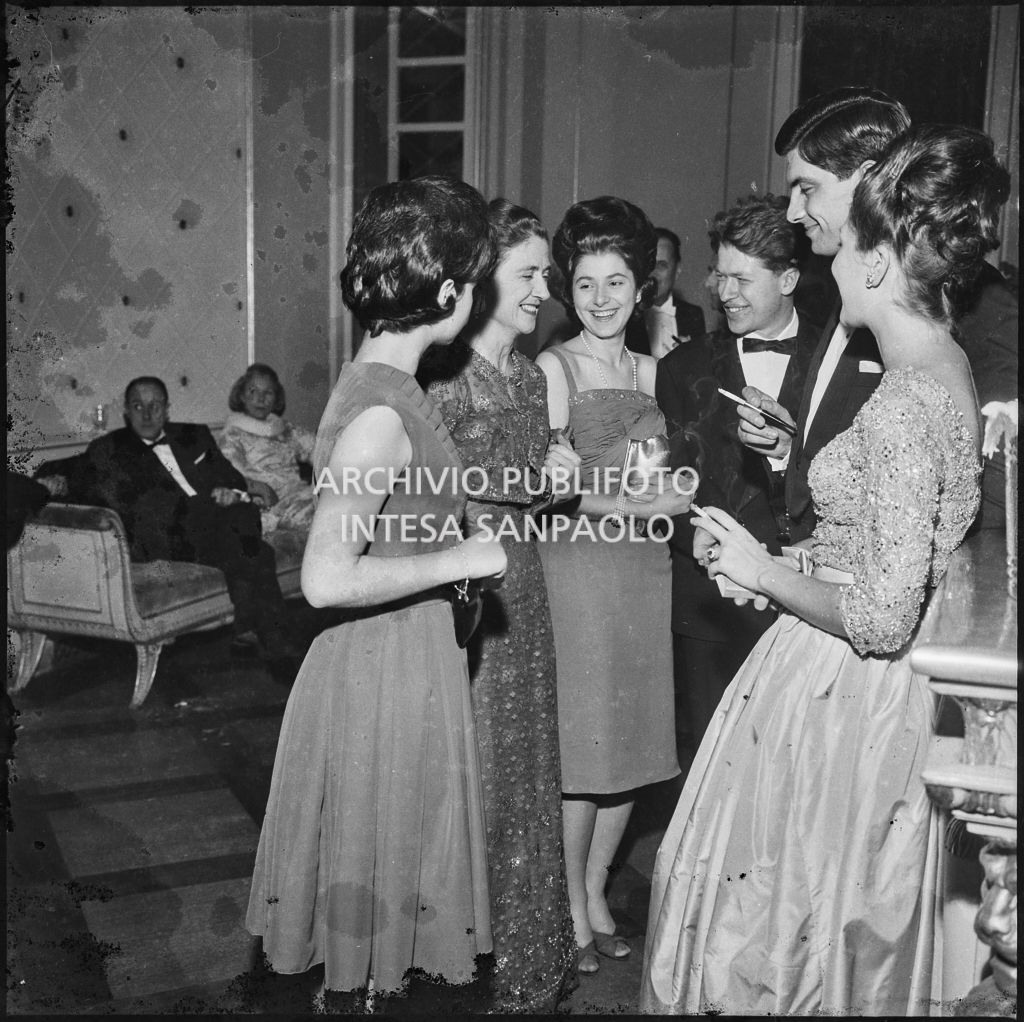 Carla Bissatini, moglie del presidente della Repubblica Giovanni Gronchi, e i figli Mario e Maria Cecilia al Teatro alla Scala in occasione della serata inaugurale della stagione lirica 1963-1964 con le opere "Cavalleria Rusticana" e "L'amico Fritz" di Pietro Mascagni, dirette da Gianandrea Gavazzeni e la regia di Franco Enriquez