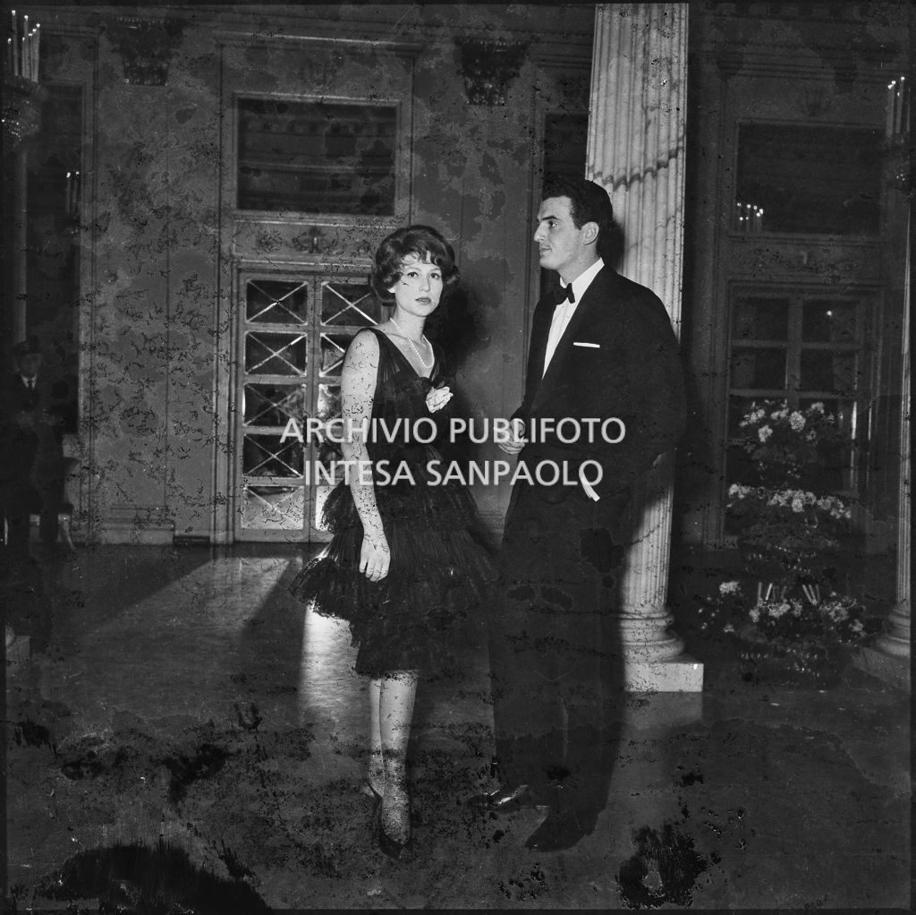 Grazia Angio con il dottor Cappa al Teatro alla Scala in occasione della serata inaugurale della stagione lirica 1963-1964 con le opere "Cavalleria Rusticana" e "L'amico Fritz" di Pietro Mascagni, dirette da Gianandrea Gavazzeni e la regia di Franco Enriquez