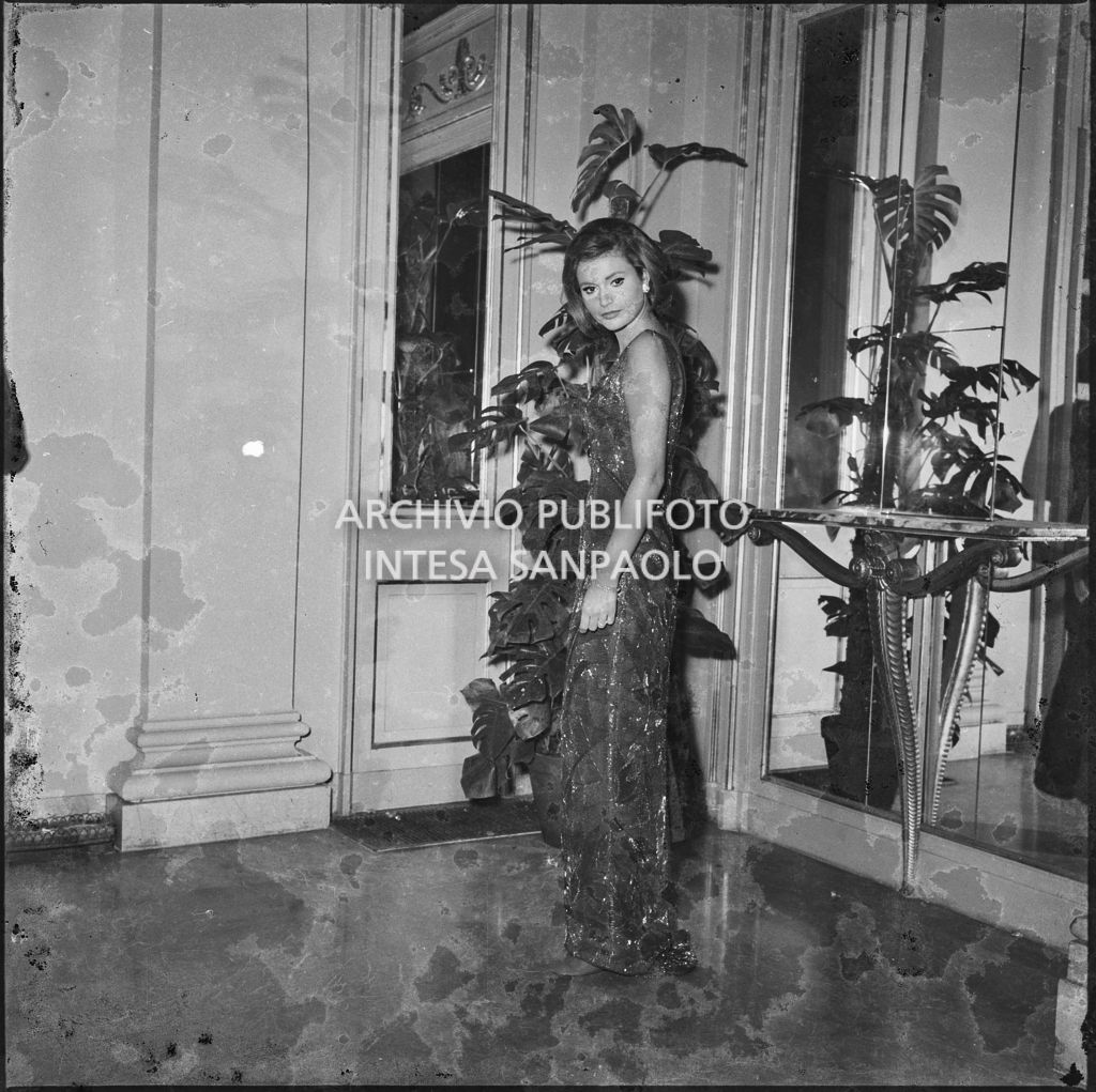 L'attrice Laura Tavanti al Teatro alla Scala in occasione della serata inaugurale della stagione lirica 1963-1964 con le opere "Cavalleria Rusticana" e "L'amico Fritz" di Pietro Mascagni, dirette da Gianandrea Gavazzeni e la regia di Franco Enriquez