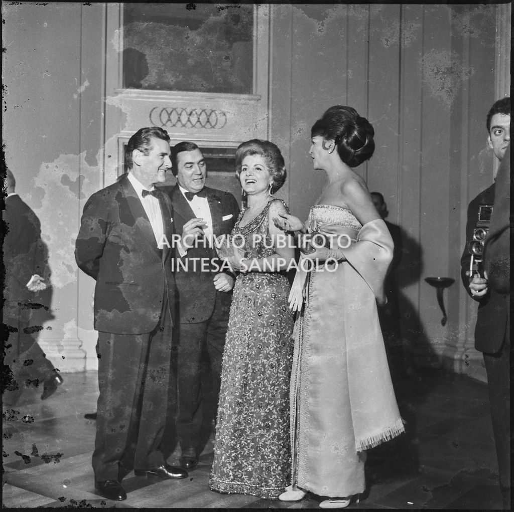 Enrica Invernizzi (al centro) al Teatro alla Scala in occasione della serata inaugurale della stagione lirica 1963-1964 con le opere "Cavalleria Rusticana" e "L'amico Fritz" di Pietro Mascagni, dirette da Gianandrea Gavazzeni e la regia di Franco Enriquez