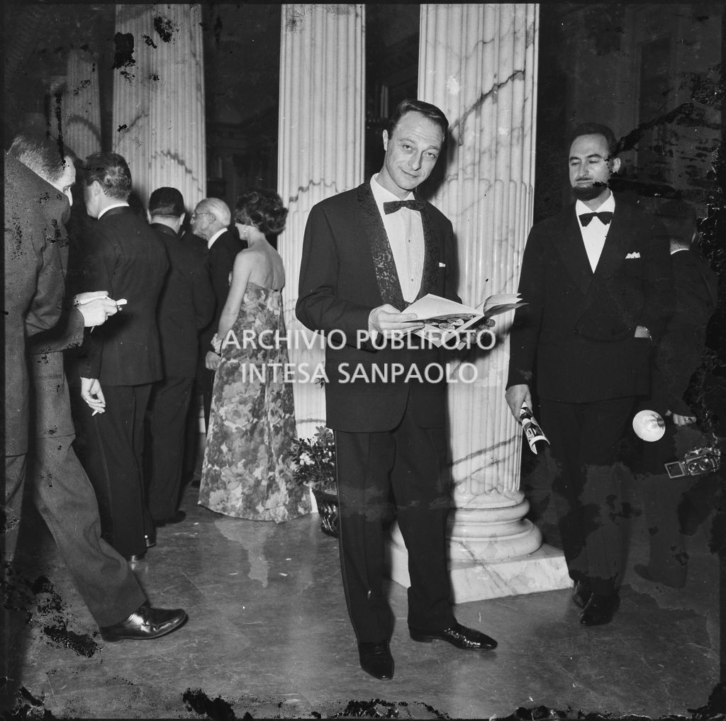 Luciano Beretta nel foyer del Teatro alla Scala in occasione della serata inaugurale della stagione lirica 1963-1964 con le opere "Cavalleria Rusticana" e "L'amico Fritz" di Pietro Mascagni, dirette da Gianandrea Gavazzeni e la regia di Franco Enriquez