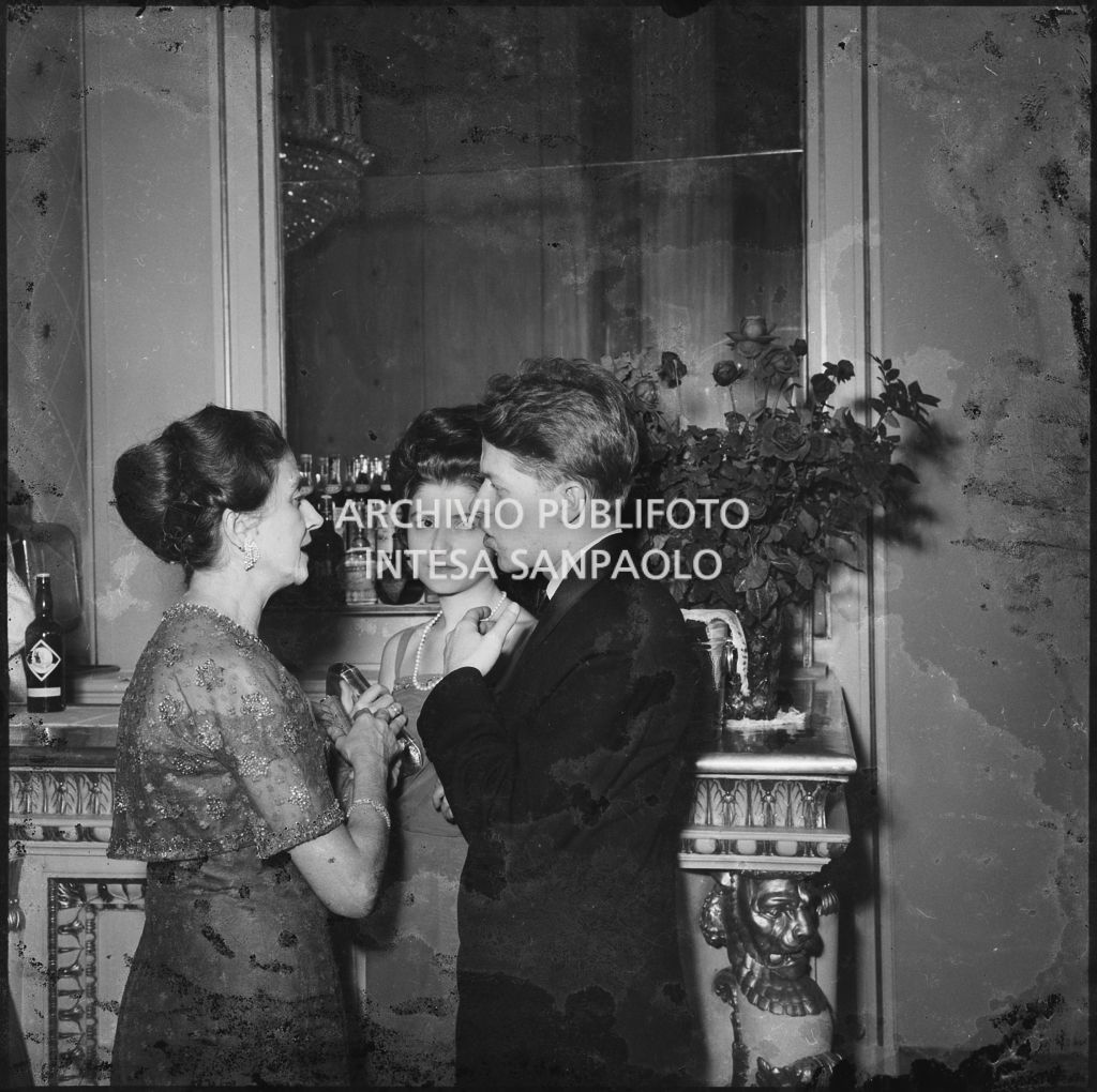 Carla Bissatini, moglie del presidente della Repubblica Giovanni Gronchi, con i figli Mario e Maria Cecilia al Teatro alla Scala in occasione della serata inaugurale della stagione lirica 1963-1964 con le opere "Cavalleria Rusticana" e "L'amico Fritz" di Pietro Mascagni, dirette da Gianandrea Gavazzeni e la regia di Franco Enriquez