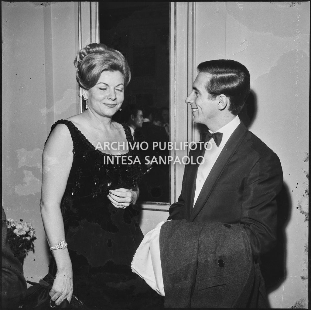 Marcella Pobbe con un altro spettatore al Teatro alla Scala in occasione della serata inaugurale della stagione lirica 1963-1964 con le opere "Cavalleria Rusticana" e "L'amico Fritz" di Pietro Mascagni, dirette da Gianandrea Gavazzeni e la regia di Franco Enriquez