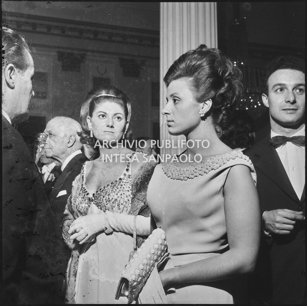 Le sorella Borghi nel foyer del Teatro alla Scala in occasione della serata inaugurale della stagione lirica 1963-1964 con le opere "Cavalleria Rusticana" e "L'amico Fritz" di Pietro Mascagni, dirette da Gianandrea Gavazzeni e la regia di Franco Enriquez