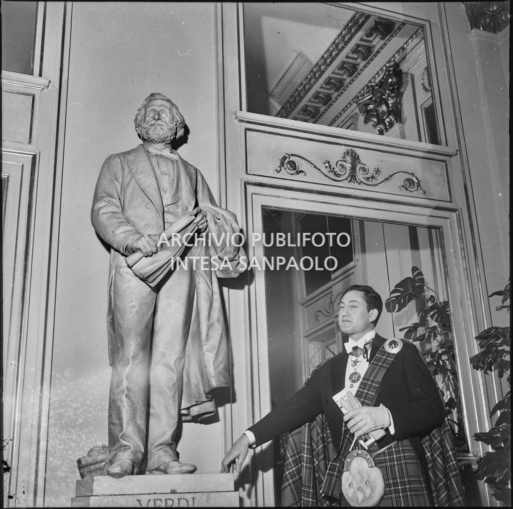 Il barone John Barclay al Teatro alla Scala in occasione della serata inaugurale della stagione lirica 1963-1964 con le opere "Cavalleria Rusticana" e "L'amico Fritz" di Pietro Mascagni, dirette da Gianandrea Gavazzeni e la regia di Franco Enriquez