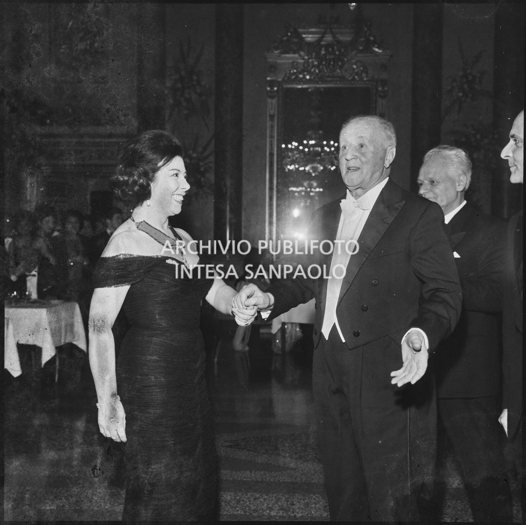 Il soprano Giulietta Simionato e il sindaco di Milano Gino Cassinis alla premiazione dopo serata inaugurale della stagione lirica 1963-1964 del Teatro alla Scala con le opere "Cavalleria Rusticana" e "L'amico Fritz" di Pietro Mascagni, dirette da Gianandrea Gavazzeni e la regia di Franco Enriquez