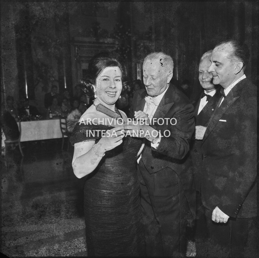 Il soprano Giulietta Simionato, il sindaco di Milano Gino Cassinis e il sovrintendente al Teatro alla Scala Antonio Ghiringhelli alla premiazione dopo serata inaugurale della stagione lirica 1963-1964 del Teatro alla Scala con le opere "Cavalleria Rusticana" e "L'amico Fritz" di Pietro Mascagni, dirette da Gianandrea Gavazzeni e la regia di Franco Enriquez