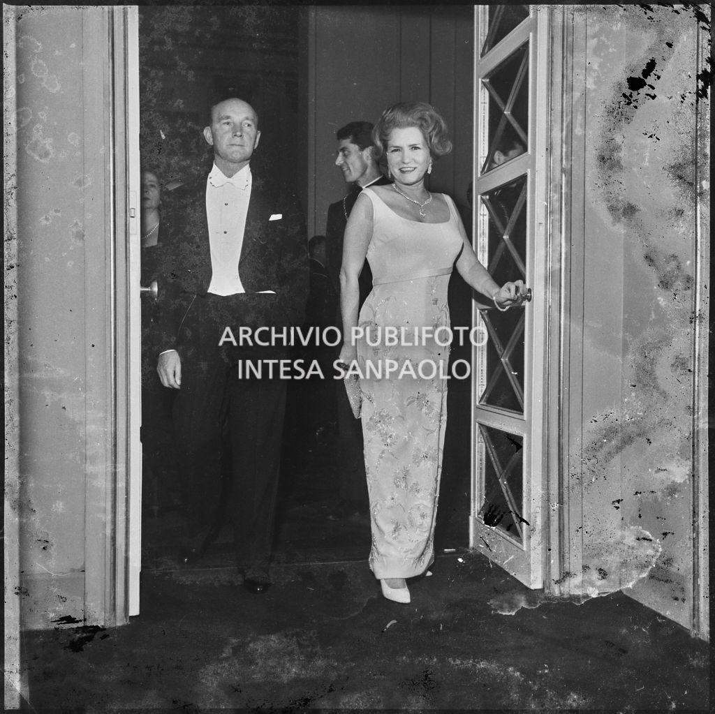 Alcuni spettatori al Teatro alla Scala in occasione della serata inaugurale della stagione lirica 1963-1964 con le opere "Cavalleria Rusticana" e "L'amico Fritz" di Pietro Mascagni, dirette da Gianandrea Gavazzeni e la regia di Franco Enriquez